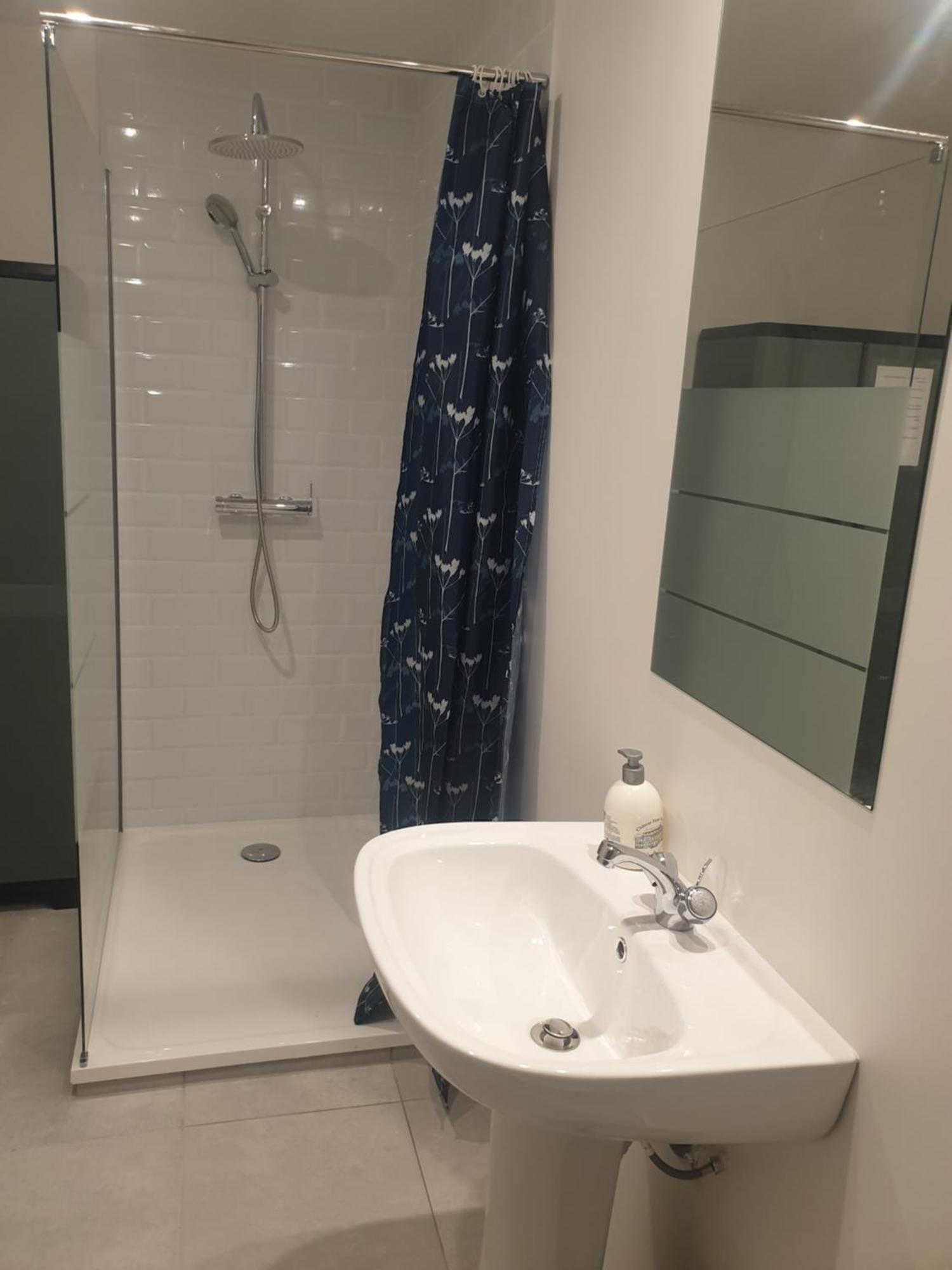 Appartements Renove 2023 Proche Aeroport 5Min, Gare Sncf 2 Min, Tramway Au Pied De L'Immeuble , Parking Possible, Renovated Apartments 2023 Near The Airport 5 Min, Train Station 2 Min, Tram Next To The Building 1 Min, Parking Possible Nice Rom bilde