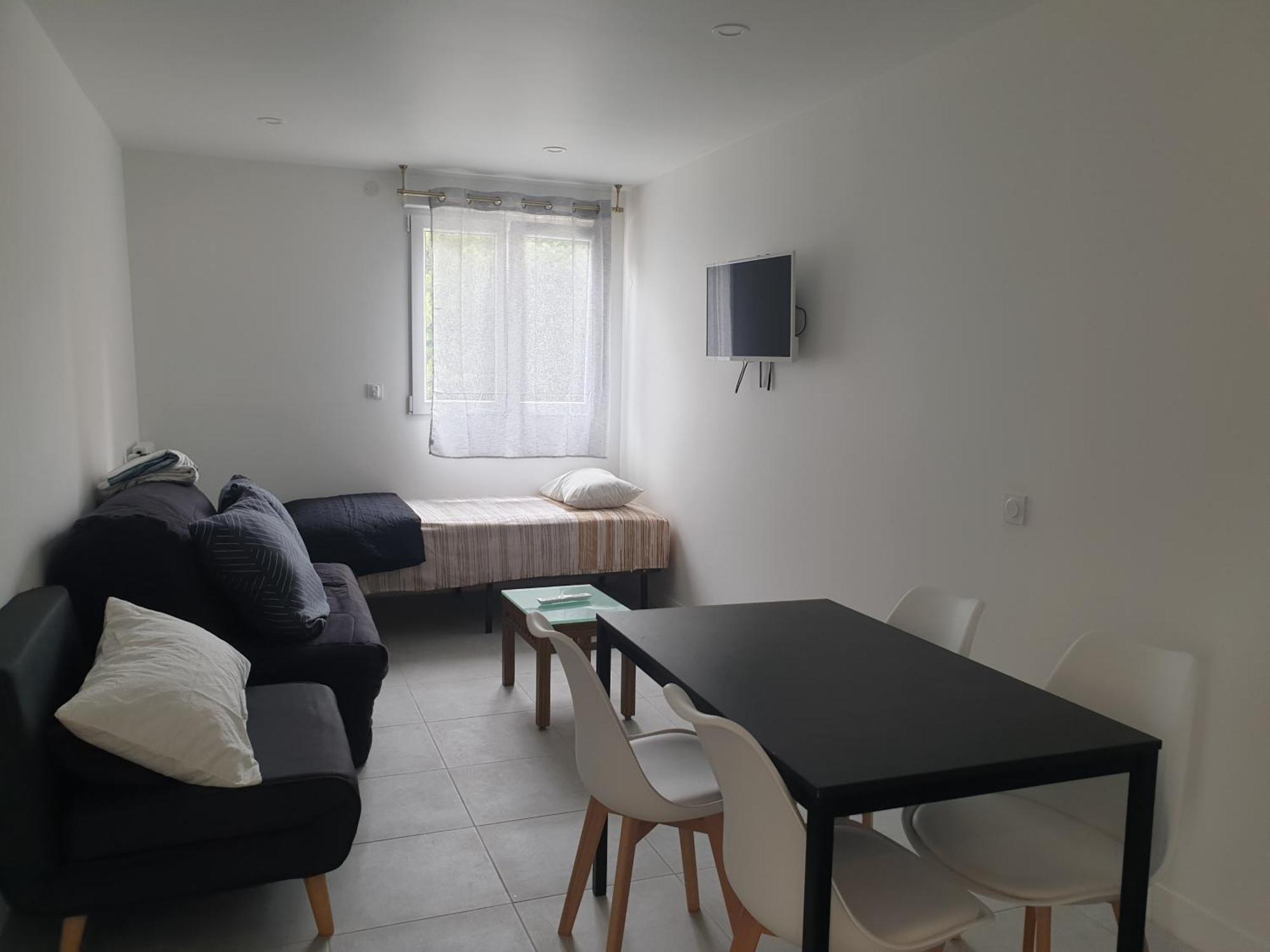 Appartements Renove 2023 Proche Aeroport 5Min, Gare Sncf 2 Min, Tramway Au Pied De L'Immeuble , Parking Possible, Renovated Apartments 2023 Near The Airport 5 Min, Train Station 2 Min, Tram Next To The Building 1 Min, Parking Possible Nice Rom bilde